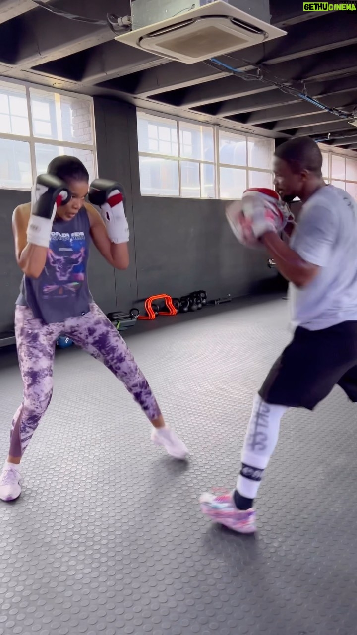 Connie Ferguson Instagram - This has to be one of the most intense boxing sessions I’ve ever had!🙆🏽♀️ The focus was on steroids! Power all the way. I new my body was going to be sore after this, I just didn’t realise how sore! @athidumezweni you punished us here but I love it!😂 Will be coming back for more!💪🏾🥊 Bless you CHAMP.🙏🏾❤️ #iconniecfit #fitistgenewcool #strongisthenewsexy #spiritmindbodyhealth❤️