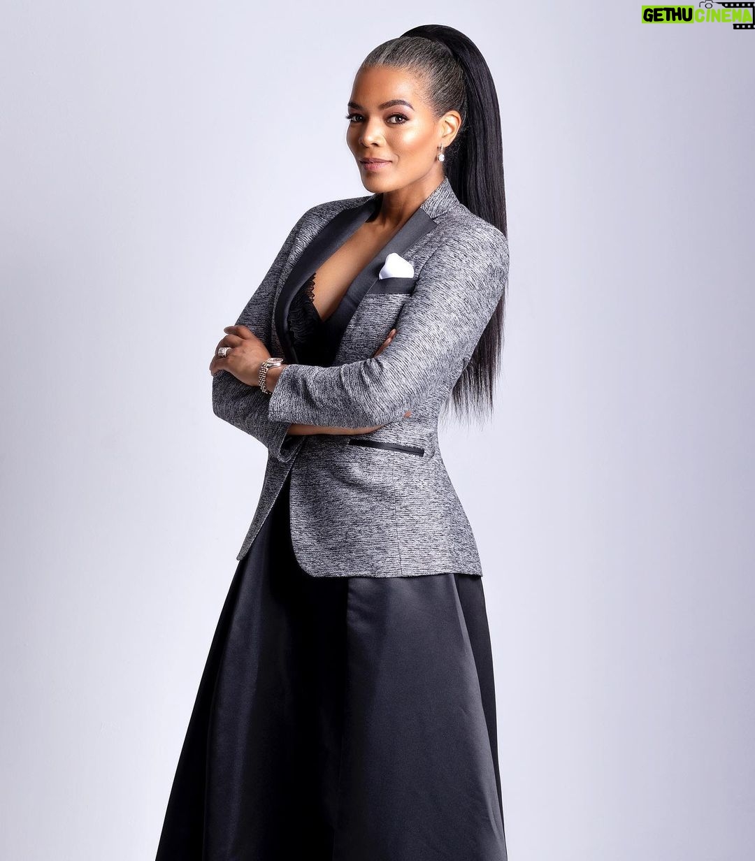 Connie Ferguson Instagram - โThe beauty of being a boss is being your own damn boss!โ๐ BUTโฆ Be kind, even to yourself. Be compassionate, even to yourself. Be polite, even to yourself. Be light, even to yourself. Be love, even to yourself. #shofede๐๐พโค๏ธ Happy Friday Folks. Woza weekend!๐ฌ Wishing you a blessed one.๐๐พโค๏ธ ๐ธ @stevelmarcphotography ๐ @preciousxabamakeup ๐ฑโโ๏ธ @peterm_hair ๐ @ngahnyembe