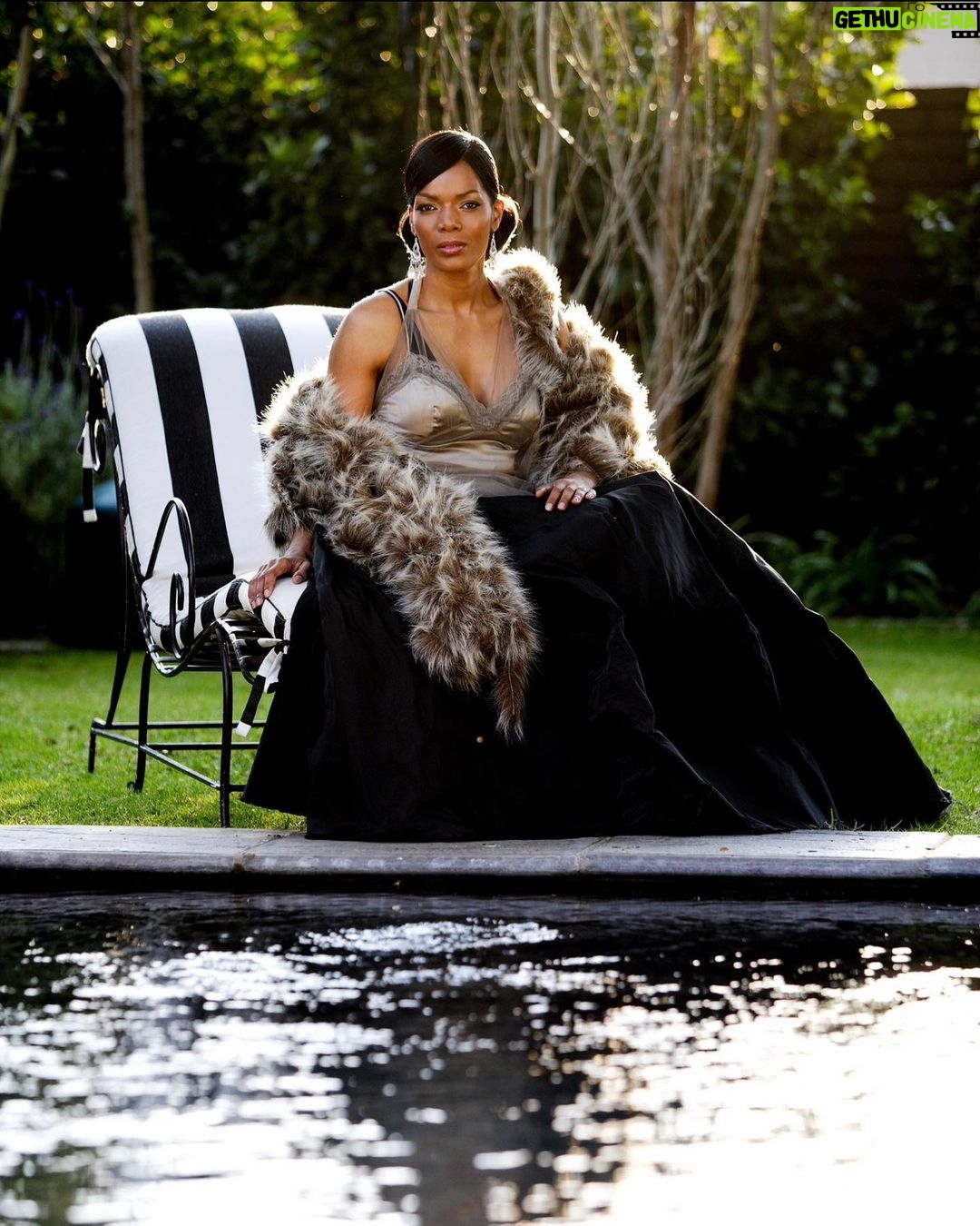 Connie Ferguson Instagram - Things don’t always go according to plan. You wake up ready to conquer the day and then boom! It takes a sudden left turn that you weren’t ready for. What I learnt today was to not try to force a spiraling situation, but to rather let it skid and just gently control the wheel until it comes back into alignment. Before a testimony comes a test! We roll with the punches. Tomorrow is another day. We try again.🙏🏾🙏🏾🙏🏾 Happy Monday Folks. Wishing you a blessed week ahead.🙏🏾❤️ 🤳 #onceuponadrummagazineshoot #liveloveleavealegacy👑❤️