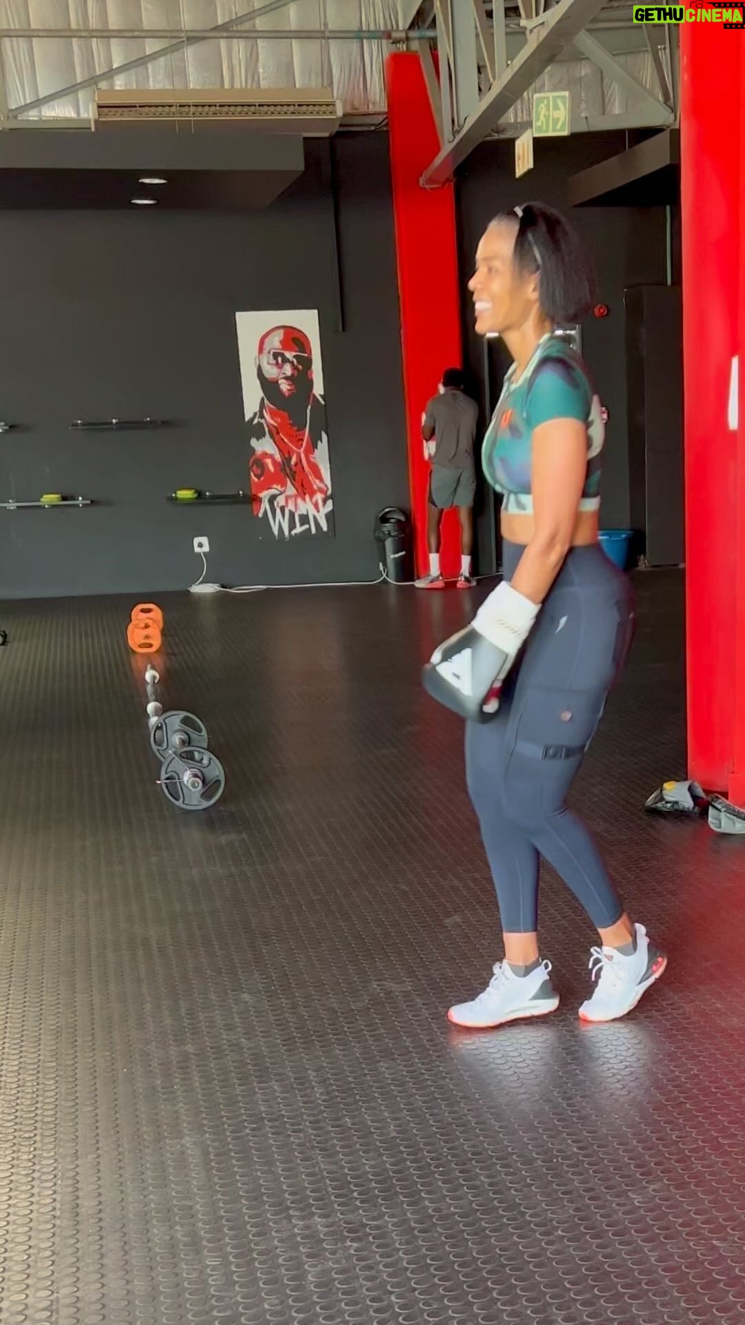 Connie Ferguson - 150.5K Likes - Mood!❤️
This is what happens when the coach needs a water and an I’m finna wipe my sweat break!😂
Hope you had good start to the week!👊🏾❤️
#iconniecfit
#mindbodyspirithealth❤️