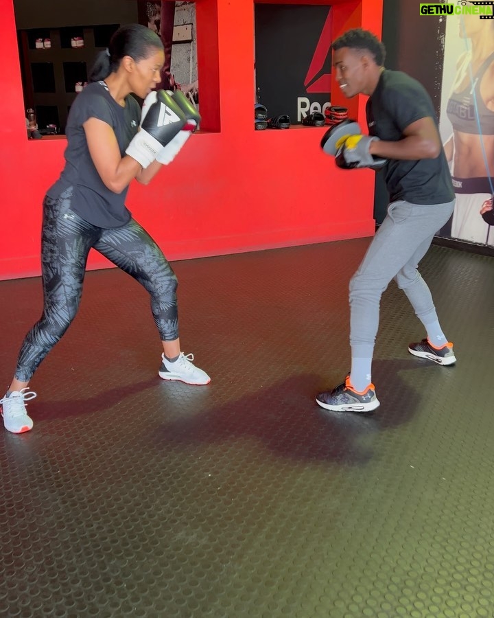 Connie Ferguson Instagram - Hayi no! This morning at @fightclubsa was a problem!😫 You would swear @nomeva_xolisani is training me for #thewomanking 😭! It’s was fire fire fire all round! My shoulders were screaming!🙆🏽♀️ Mind over matter had to be in full effect for me to make it though those ten rounds! Proud of myself for pushing through the pain! Honest work through and through! Thank you champ for pushing beyond my comfort zone!🙌🏾💪🏾🥊❤️ Swipe left to see how real the struggle was!😂🙆🏽♀️🥊🥊🥊❤️ #iconniecfit #boxingqueen #mindbodyspirithealth❤️