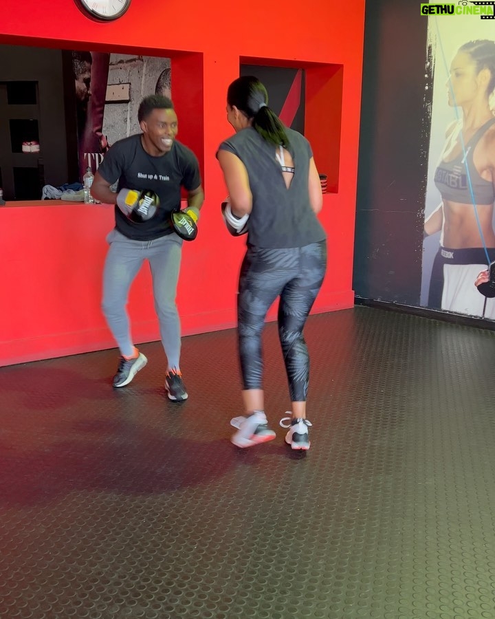 Connie Ferguson Instagram - Hayi no! This morning at @fightclubsa was a problem!😫 You would swear @nomeva_xolisani is training me for #thewomanking 😭! It’s was fire fire fire all round! My shoulders were screaming!🙆🏽♀️ Mind over matter had to be in full effect for me to make it though those ten rounds! Proud of myself for pushing through the pain! Honest work through and through! Thank you champ for pushing beyond my comfort zone!🙌🏾💪🏾🥊❤️ Swipe left to see how real the struggle was!😂🙆🏽♀️🥊🥊🥊❤️ #iconniecfit #boxingqueen #mindbodyspirithealth❤️