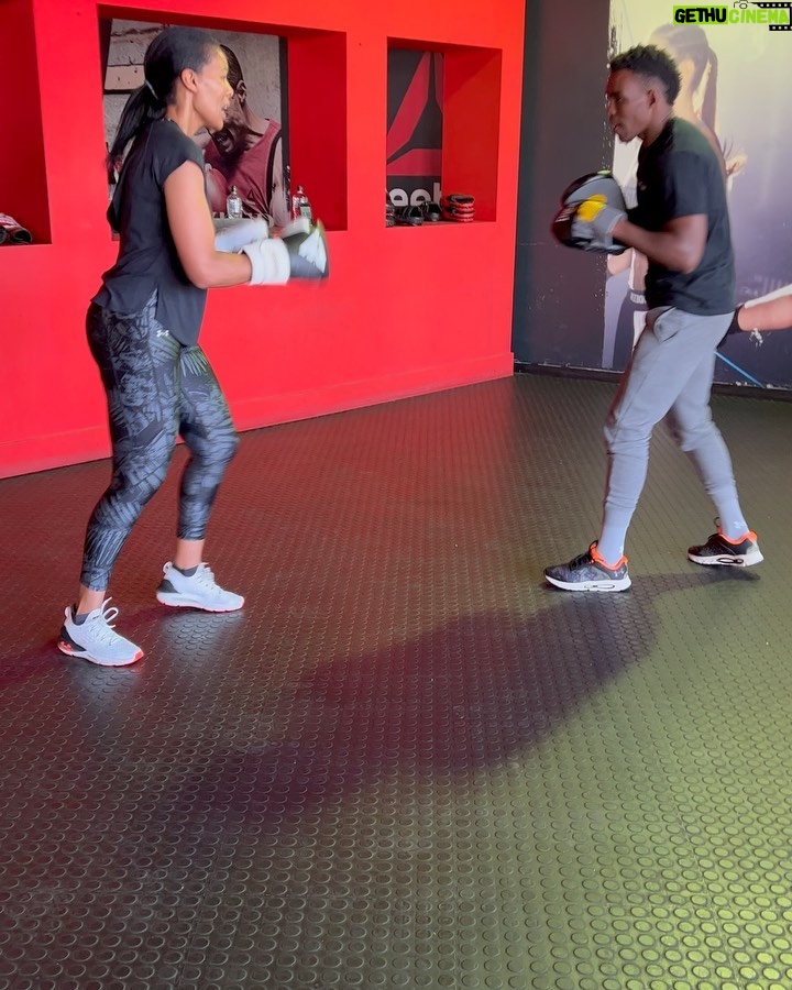 Connie Ferguson Instagram - Hayi no! This morning at @fightclubsa was a problem!😫 You would swear @nomeva_xolisani is training me for #thewomanking 😭! It’s was fire fire fire all round! My shoulders were screaming!🙆🏽♀️ Mind over matter had to be in full effect for me to make it though those ten rounds! Proud of myself for pushing through the pain! Honest work through and through! Thank you champ for pushing beyond my comfort zone!🙌🏾💪🏾🥊❤️ Swipe left to see how real the struggle was!😂🙆🏽♀️🥊🥊🥊❤️ #iconniecfit #boxingqueen #mindbodyspirithealth❤️
