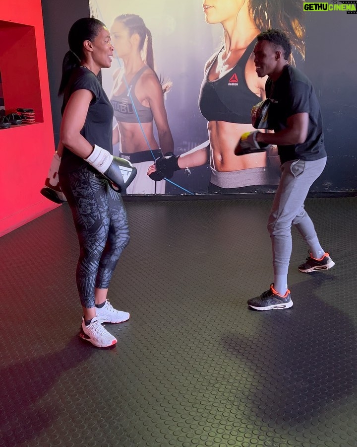 Connie Ferguson Instagram - Hayi no! This morning at @fightclubsa was a problem!😫 You would swear @nomeva_xolisani is training me for #thewomanking 😭! It’s was fire fire fire all round! My shoulders were screaming!🙆🏽♀️ Mind over matter had to be in full effect for me to make it though those ten rounds! Proud of myself for pushing through the pain! Honest work through and through! Thank you champ for pushing beyond my comfort zone!🙌🏾💪🏾🥊❤️ Swipe left to see how real the struggle was!😂🙆🏽♀️🥊🥊🥊❤️ #iconniecfit #boxingqueen #mindbodyspirithealth❤️