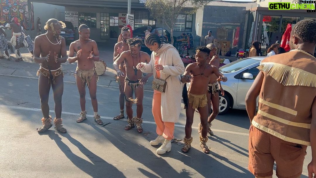 Connie Ferguson Instagram - This took me back home!π Ngwao boswa!π @sakhumzirestaurant @pearlmaakekancube @astoshiah @mikebless @a_yinna Thank you for a most wonderful time!ππΎππΎβ€οΈ