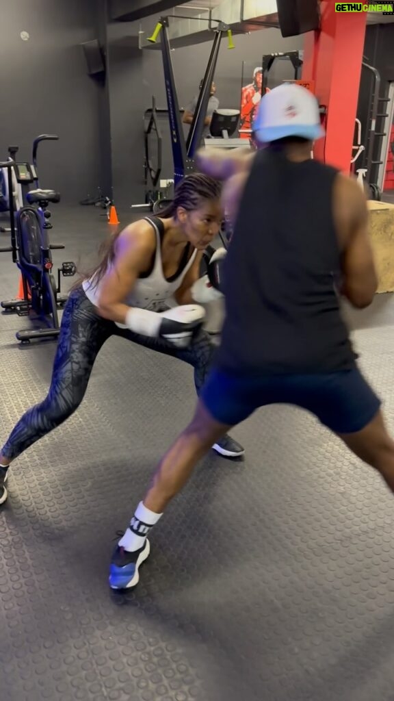 Connie Ferguson Instagram - Braved another boxing session at @bryanston_fight_club this morning and chai! The combos were insane!🙆🏽‍♀️🙆🏽‍♀️🙆🏽‍♀️ The whole body was working okay? Working on staying sharp, one 1 2 3 4 5 6 at a time!🥊🥊🥊 Even the no power for 20 minutes couldn’t slow us down! When we work we work! NO EXCUSES! @creedmoyo I appreciate you champ!🙏🏾 Learning a lot of new tricks!😉😬🥊💪🏾❤️ #iconniecfit #spiritmindbodyhealth❤️