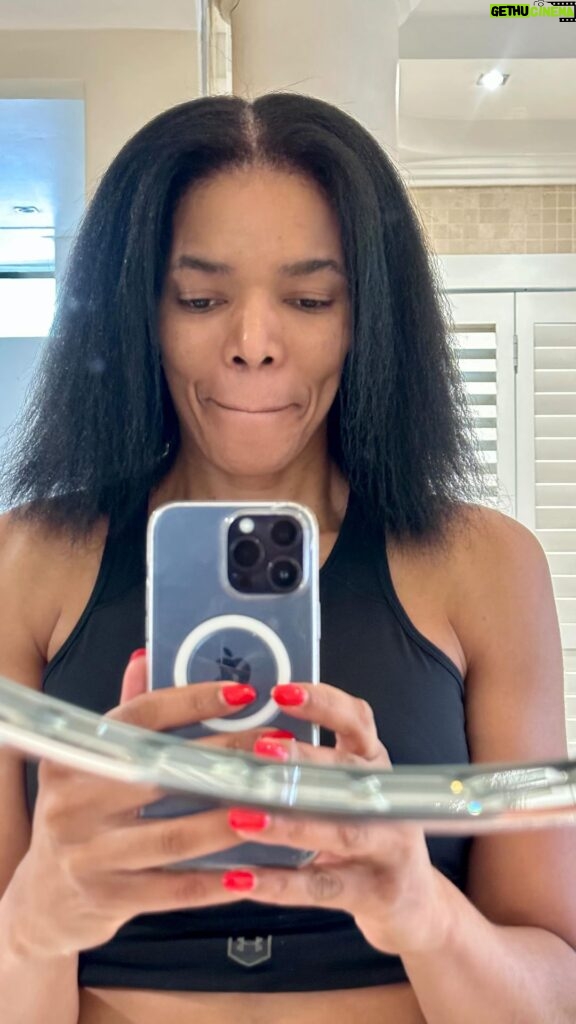 Connie Ferguson Instagram - New hair who dis!😬😬😬 Thank you @toyosihairpro . Love it!👌🏾👌🏾👌🏾❤️ Hello V!😉❤️💣