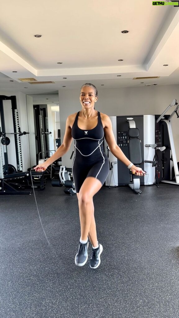 Connie Ferguson Instagram - Happy #chooseday my champs!😬 A mini skipping tutorial for you, highlighting the difference between the high knee cross tap, high knee back to starting position, and the high knee cross tap, hop to the the side. Some champs get confused by the two moves and can’t draw a difference. Have fun learning it.😬💪🏾❤️ #iconniecfit #spiritmindbodyhealth❤️