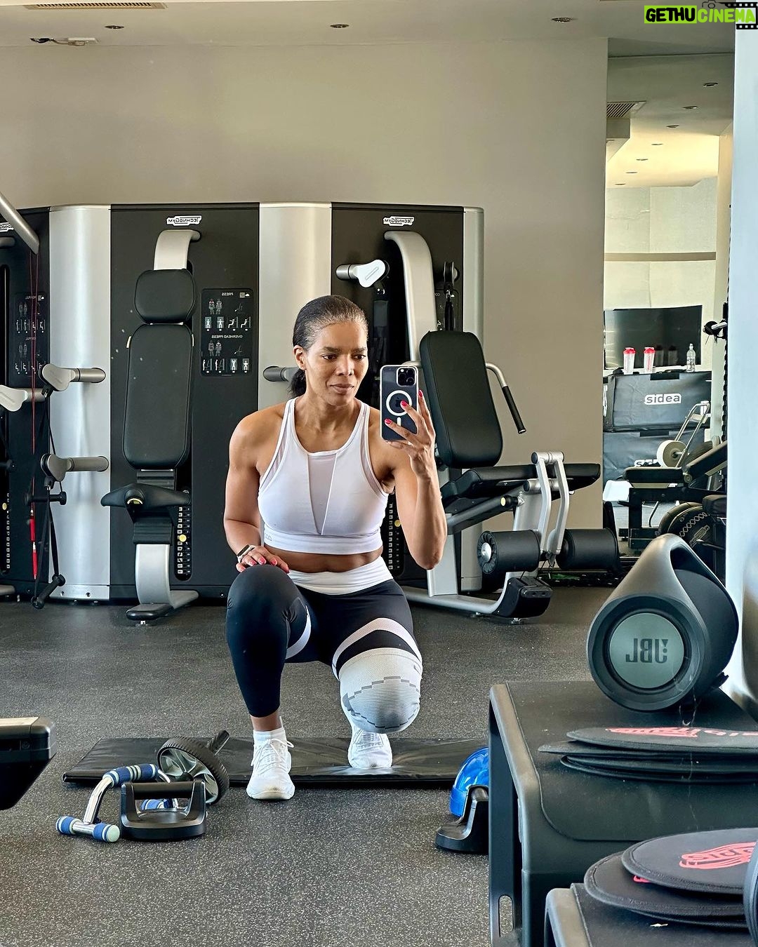 Connie Ferguson Instagram - The body achieves what the mind believes!🤞🏾❤️ Happy new month my CHAMPS.😍 Go out there and SMASH your goals!😇💪🏾❤️ #iconniecfit #fitisthenewcool #strongisthenewsexy #spiritmindbodyhealth❤️