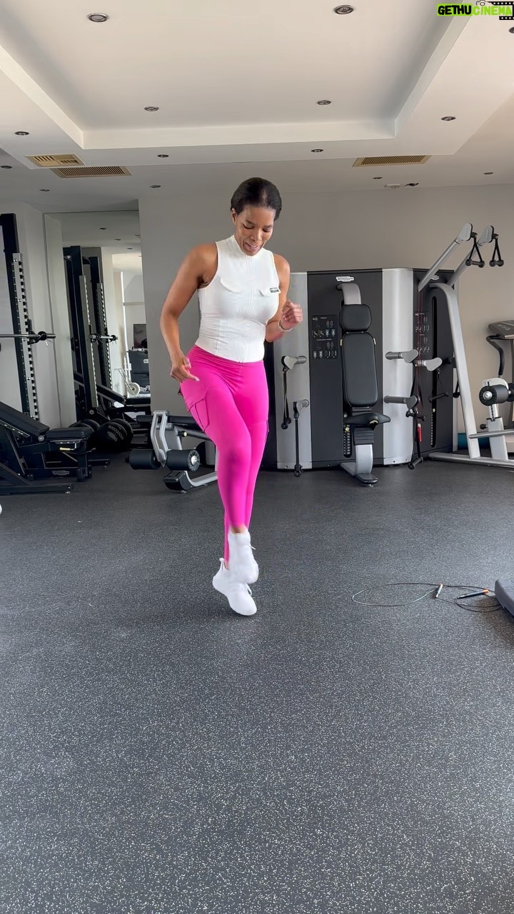 Connie Ferguson Instagram - Happy 1st Saturday #skippingsaturday of Spring my CHAMPS!🌺🌸🌼 Here’s a skipping challenge for you.😬 The video is broken up into 3 posts. It’s a reverse and mirror combo challenge. Try it and tag me in your videos. I’ll repost on stories.😬 All the best. Part 1 of 3… #iconniecfit #fitisthenewcool #strongisthenewsexy #spiritmindbodyhealth❤️