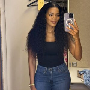 Connie Ferguson Instagram - “Just because I’ve collected scars doesn’t mean I’ve surrendered my strength.” 
For “God is the strength of my heart and my portion forever.”🙏🏾❤️

Happy #winnersday 😇❤️

#setmirrorselfies
#thehairwasgiving
#sarhaphairline