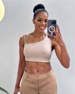 Connie Ferguson Instagram - #flashbackfriday #bts #mirrorselfie #guessthecover 📸💫❤️