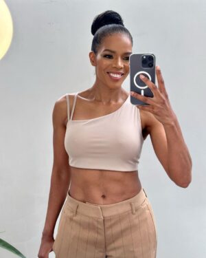Connie Ferguson Instagram - #flashbackfriday 
#bts
#mirrorselfie 
#guessthecover 📸💫❤️