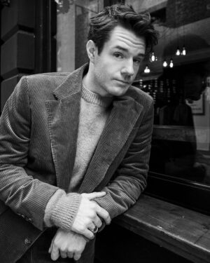 Connor Swindells Instagram - @connor_swindells made his name in Sex Education – and now he's taking on the SAS. One of the industry's good guys talks to @squaremile_com about fame, masculinity and his drive to do his late mother proud. Read the full interview on Square Mile's site.
.
Photographer: @lee_malone_photography
Styling: @markanthonystylist
Styling Assistant: @cassiacadan
Grooming: @nadiaaltinbas using @sammcknighthair and @jonesroadbeauty
Location: @thewhitehorsemayfair
Interview by: @mollycodyre