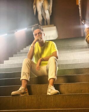 Conor Maynard Instagram - Shot a video today. Excited for you all to see it. I wasn’t allowed to get naked, hence the unhappy expression. They said something like “Conor this is a museum and it’s still open to the public” or some boring s**t. 😴