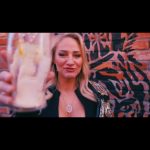 Conor McGregor Instagram - @ebanie_bridges aka the blonde bomber visits the world famous @theblackforgeinn to enjoy the cream @forgedirishstout 🖤🤍