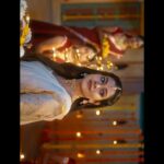 Cookies Swain Instagram - कल हमारी फिल्म “मेरी माँ कर्मा” का पहला गाना “कजरेरी नैना” popcorn films aur @saregama_official ke youtube channel में आ जाएगा… इस गाने को गाया है @sunilsoni26jan bhaiya और @anupamacgsinger didi ने, जितना खूबसूरत ये गाना है, आप इसे उतना ही प्यार दे. Music director- @navin6811 Lyricist - @vickyjace भक्त कर्मा माता के ऊपर बनी साहस और सम्मान की कहानी, पॉपकॉर्न फिल्म प्रेजेंट “मेरी माँ कर्मा” हिंदी और छत्तीसगढ़ी में जल्द ही आपके नज़दीकी सिनेमा घरो पर. @saregama_official @cookies_swain @its_sheel_verma @thereal_himansh @debasmitapanda2k19 @onkardasmanikpurinatha @alkaamin @usha__nadkarni @saanandverma @sunita_rajwar @bhagwantiwari007 #sunilsoni #anupamamishra #cookiesswain #merimaakarma #hindimovie #chhattisgarhimovie #cgmovie #karmamata #sheelverma #newcgsong #newcgmovie #cgvideosong