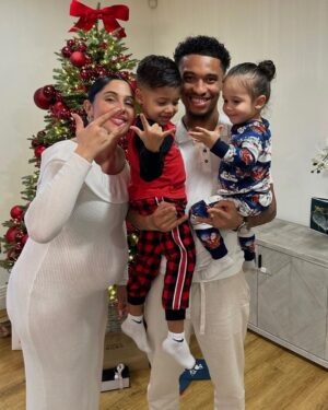 Coralie Porrovecchio Instagram - Très bonne fêtes à vous tous, pensée à ceux pour qui c’est plus difficile. Chérissez vos proches et profitez de ces moments ensemble. 🎄🥰
