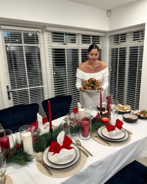 Coralie Porrovecchio Instagram - Très bonne fêtes à vous tous, pensée à ceux pour qui c’est plus difficile. Chérissez vos proches et profitez de ces moments ensemble. 🎄🥰