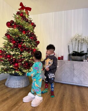Coralie Porrovecchio Instagram - Très bonne fêtes à vous tous, pensée à ceux pour qui c’est plus difficile. Chérissez vos proches et profitez de ces moments ensemble. 🎄🥰