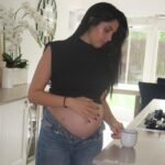 Coralie Porrovecchio Instagram - Baby bump 💙💖 j’ai hâte que tu arrives dans la famille