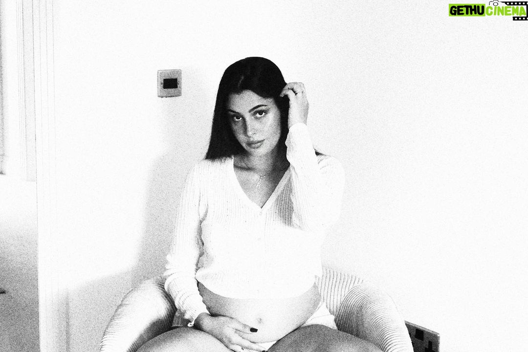 Coralie Porrovecchio Instagram - Baby bump 🤍 j’ai hâte que tu arrives dans la famille