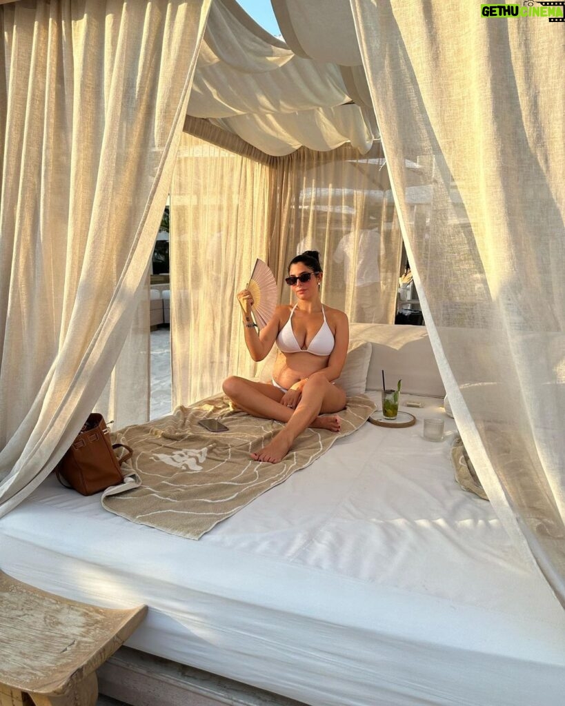 Coralie Porrovecchio Instagram - Bien arrivée à Dubai 🤍 j’en profites pour faire un plein d’énergie de repos et de et bien sure, DE NOURRITURE 😏