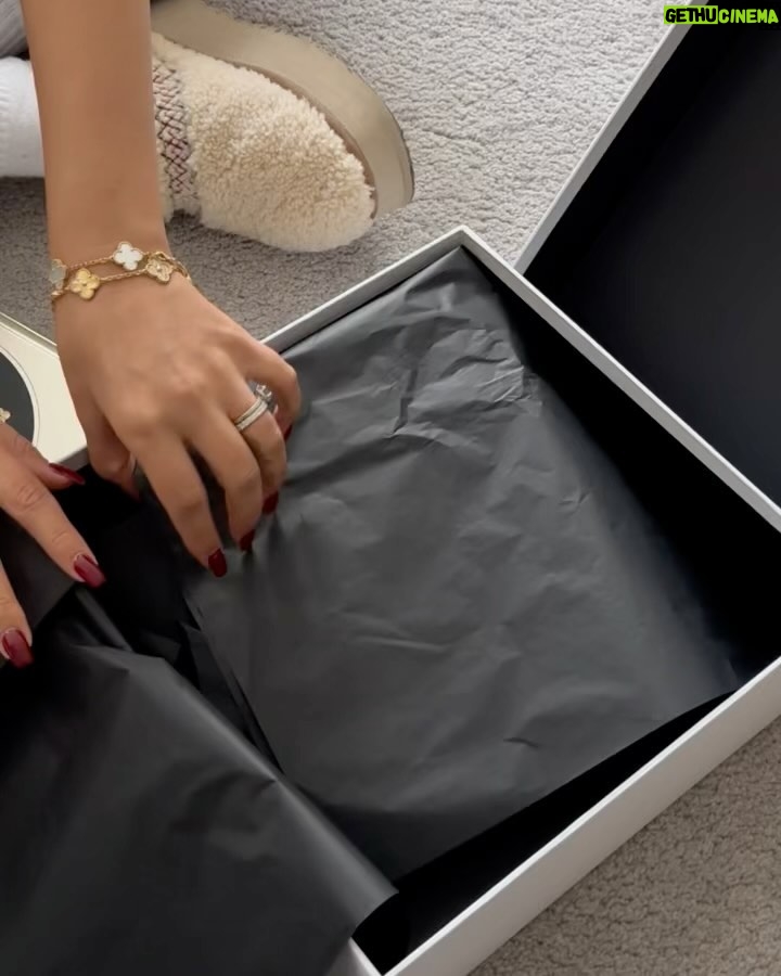 Coralie Porrovecchio Instagram - CADEAU DE MOI À VOUS 🦋 J’ai décidé pour nos 8 ans d’amours et de bienveillances de vous offrir ce magnifique sac de chez @celine Pour tenter de le remporter : 1. Like ce poste 2. Suivre mon compte 3. Identifier 3 personnes 4. Enregistrer le poste Et pour augmenter ta chance, repost le post en story Je vous communiquerais le résultat le dimanche 8 octobre (le jour de mon anniversaire ) 18h en story 🤍 Bonne chance