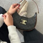 Coralie Porrovecchio Instagram - CADEAU DE MOI À VOUS 🦋 J’ai décidé pour nos 8 ans d’amours et de bienveillances de vous offrir ce magnifique sac de chez @celine Pour tenter de le remporter : 1. Like ce poste 2. Suivre mon compte 3. Identifier 3 personnes 4. Enregistrer le poste Et pour augmenter ta chance, repost le post en story Je vous communiquerais le résultat le dimanche 8 octobre (le jour de mon anniversaire ) 18h en story 🤍 Bonne chance