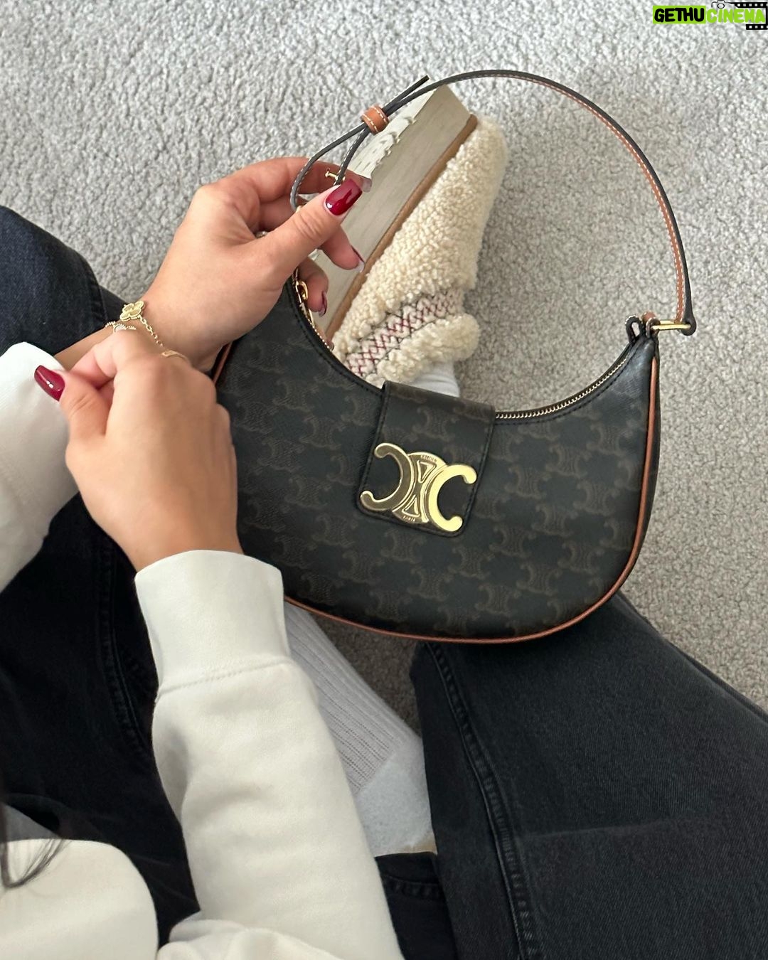 Coralie Porrovecchio Instagram - CADEAU DE MOI À VOUS 🦋 J’ai décidé pour nos 8 ans d’amours et de bienveillances de vous offrir ce magnifique sac de chez @celine Pour tenter de le remporter : 1. Like ce poste 2. Suivre mon compte 3. Identifier 3 personnes 4. Enregistrer le poste Et pour augmenter ta chance, repost le post en story Je vous communiquerais le résultat le dimanche 8 octobre (le jour de mon anniversaire ) 18h en story 🤍 Bonne chance