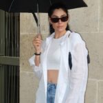 Coralie Porrovecchio Instagram - Je savais pas que tenir un parapluie en portant des lunettes rendait aussi star 😂 Hôtel Parister