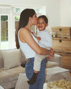 Coralie Porrovecchio Instagram - JOYEUX ANNIVERSAIRE À MON PREMIER AMOUR 
Quand j’ai entendu ton cœur battre et quand mes yeux se sont posés sur toi pour la première fois je n’aurais jamais pensé pouvoir voir un ange aussi beau .
Des l’instant où tu es arrivé, j’ai ressenti quelque chose de nouveau à l’intérieur et j’ai développé un amour inconditionnel .
Je te promet de te donner tout ce que j’ai et qu’il n’y aura pas un rêve dans ce monde que tu ne pourras accomplir .
Tient la main de maman et ne la laisse jamais partir . 
Je t’aime plus loin que les étoiles mon fils 🤍