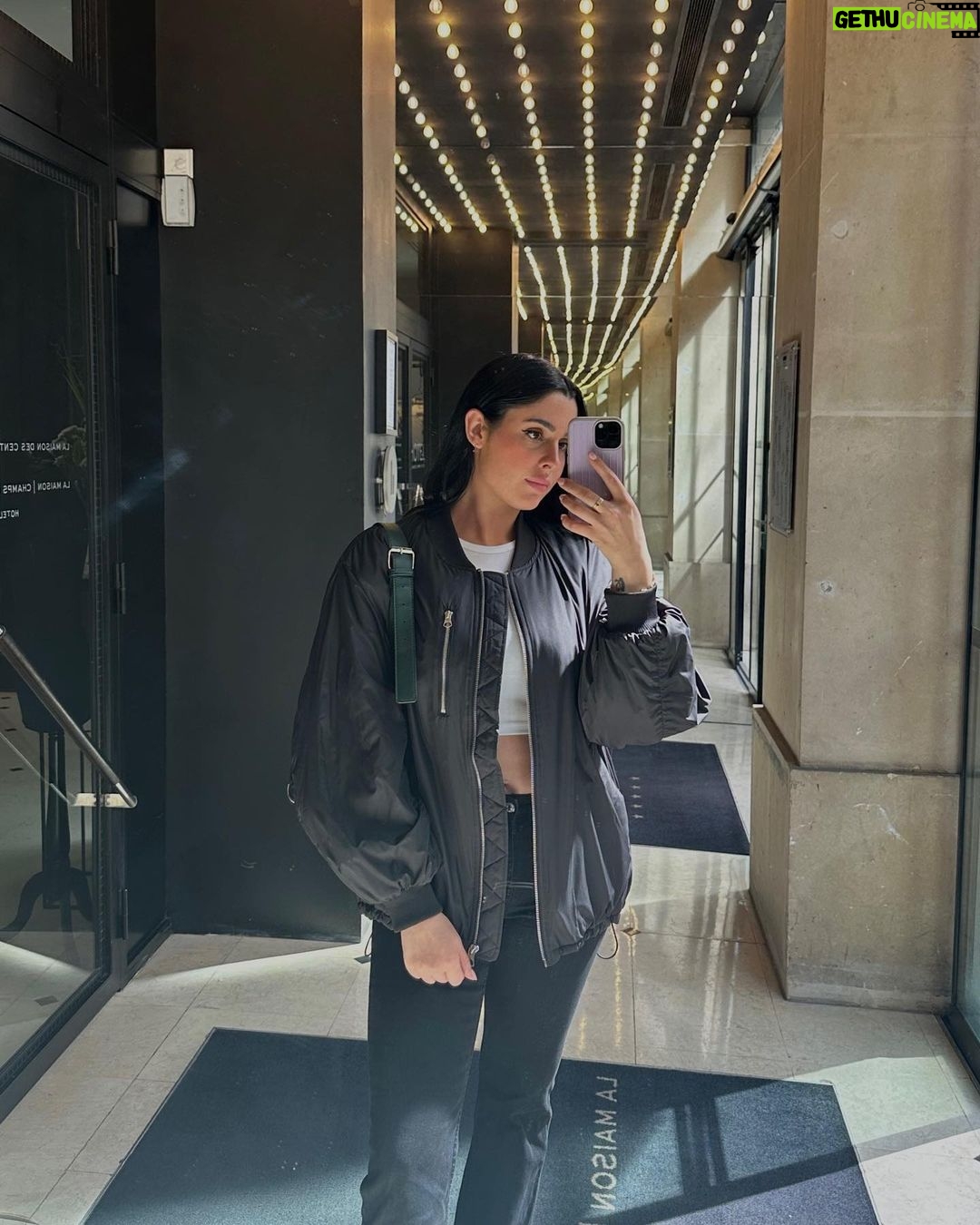 Coralie Porrovecchio Instagram - Vous êtes beaucoup à m’avoir demandé la référence de mon bomber oversize ! Je l’ai shoppé sur @hm On aime ou pas ? 🤍😎
