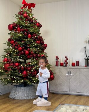 Coralie Porrovecchio Instagram - Très bonne fêtes à vous tous, pensée à ceux pour qui c’est plus difficile. Chérissez vos proches et profitez de ces moments ensemble. 🎄🥰