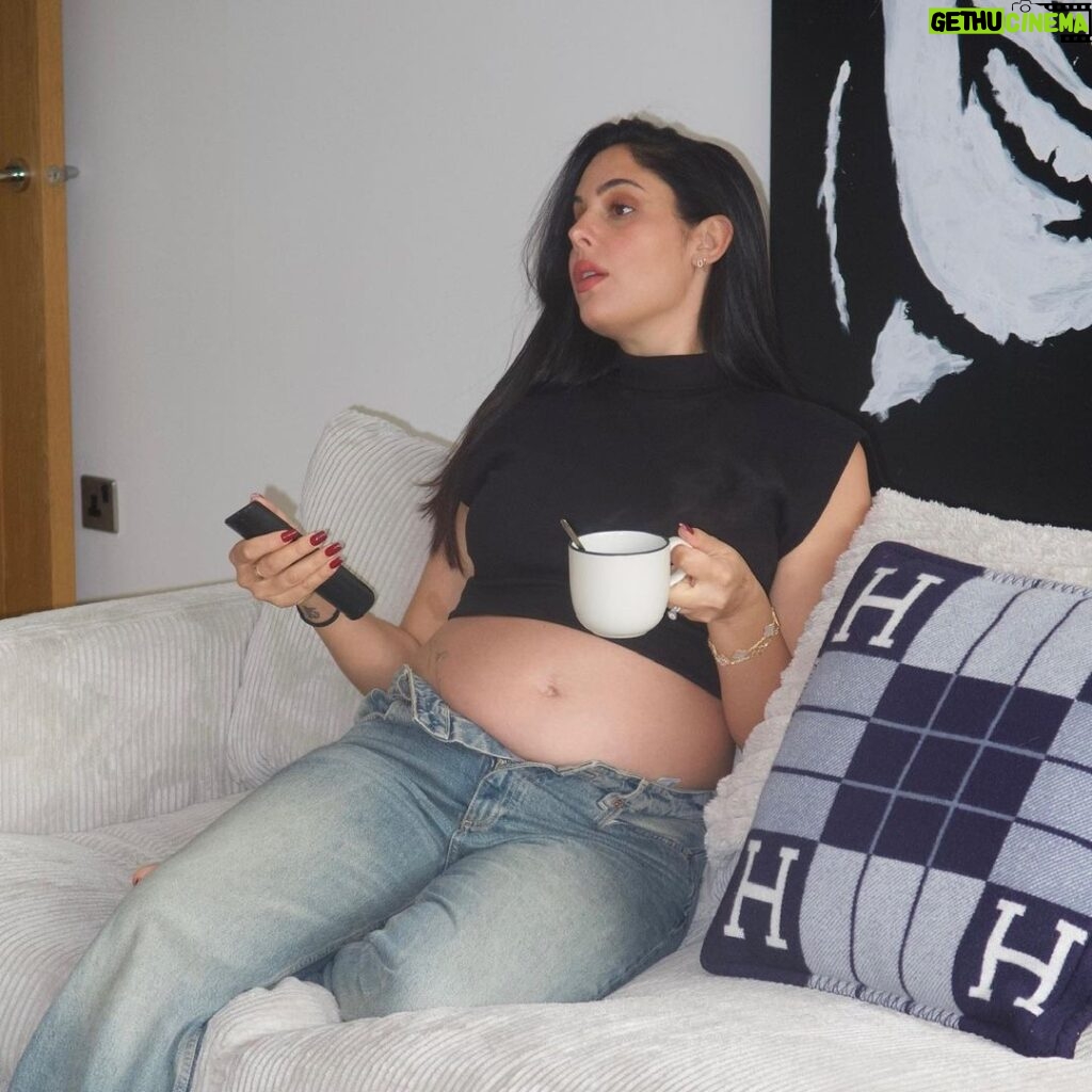 Coralie Porrovecchio Instagram - Baby bump 💙💖 j’ai hâte que tu arrives dans la famille