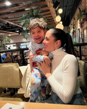 Coralie Porrovecchio Instagram - JOYEUX ANNIVERSAIRE À MON PREMIER AMOUR 
Quand j’ai entendu ton cœur battre et quand mes yeux se sont posés sur toi pour la première fois je n’aurais jamais pensé pouvoir voir un ange aussi beau .
Des l’instant où tu es arrivé, j’ai ressenti quelque chose de nouveau à l’intérieur et j’ai développé un amour inconditionnel .
Je te promet de te donner tout ce que j’ai et qu’il n’y aura pas un rêve dans ce monde que tu ne pourras accomplir .
Tient la main de maman et ne la laisse jamais partir . 
Je t’aime plus loin que les étoiles mon fils 🤍