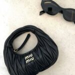 Coralie Porrovecchio Instagram - BIG CONCOUURS 🖤 Quand je suis passée devant ce sac @miumiu , j’ai craqué pour qu’il soit à l’une d’entre vous Pour tenter de le remporter : 1. Like ce post 2. Suivre mon compte 3. Identifier 3 personnes 4.Enregistre le poste Et pour augmenter ta chance, repost le post en story Je vous communiquerais le résultat mercredi 13 décembre ( comme ça vous le recevrez pour Noël) c’est un beau cadeau non ? Bonne chance