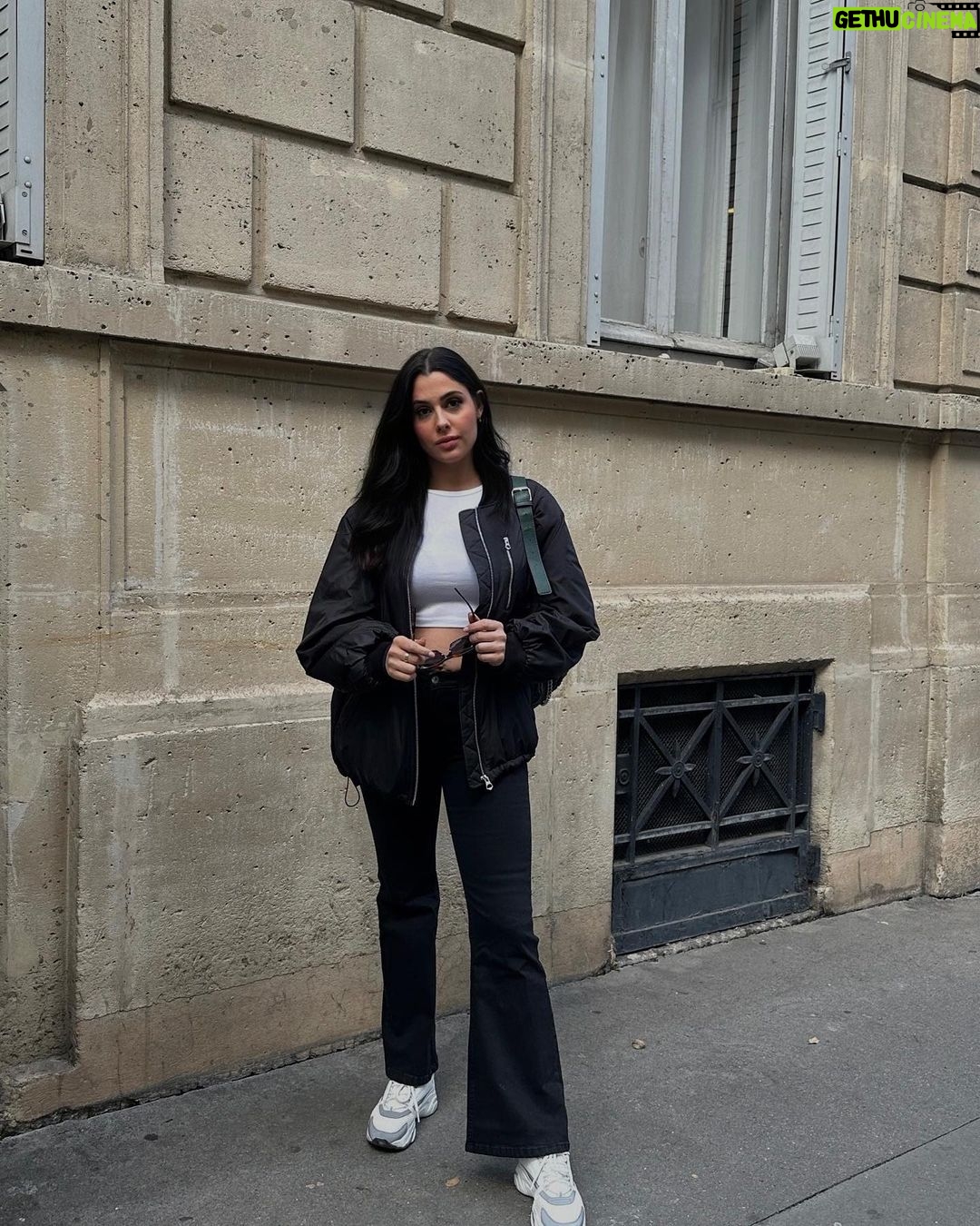 Coralie Porrovecchio Instagram - Vous êtes beaucoup à m’avoir demandé la référence de mon bomber oversize ! Je l’ai shoppé sur @hm On aime ou pas ? 🤍😎