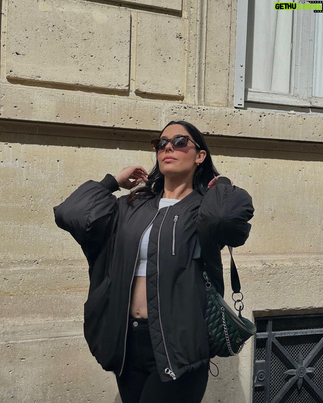 Coralie Porrovecchio Instagram - Vous êtes beaucoup à m’avoir demandé la référence de mon bomber oversize ! Je l’ai shoppé sur @hm On aime ou pas ? 🤍😎