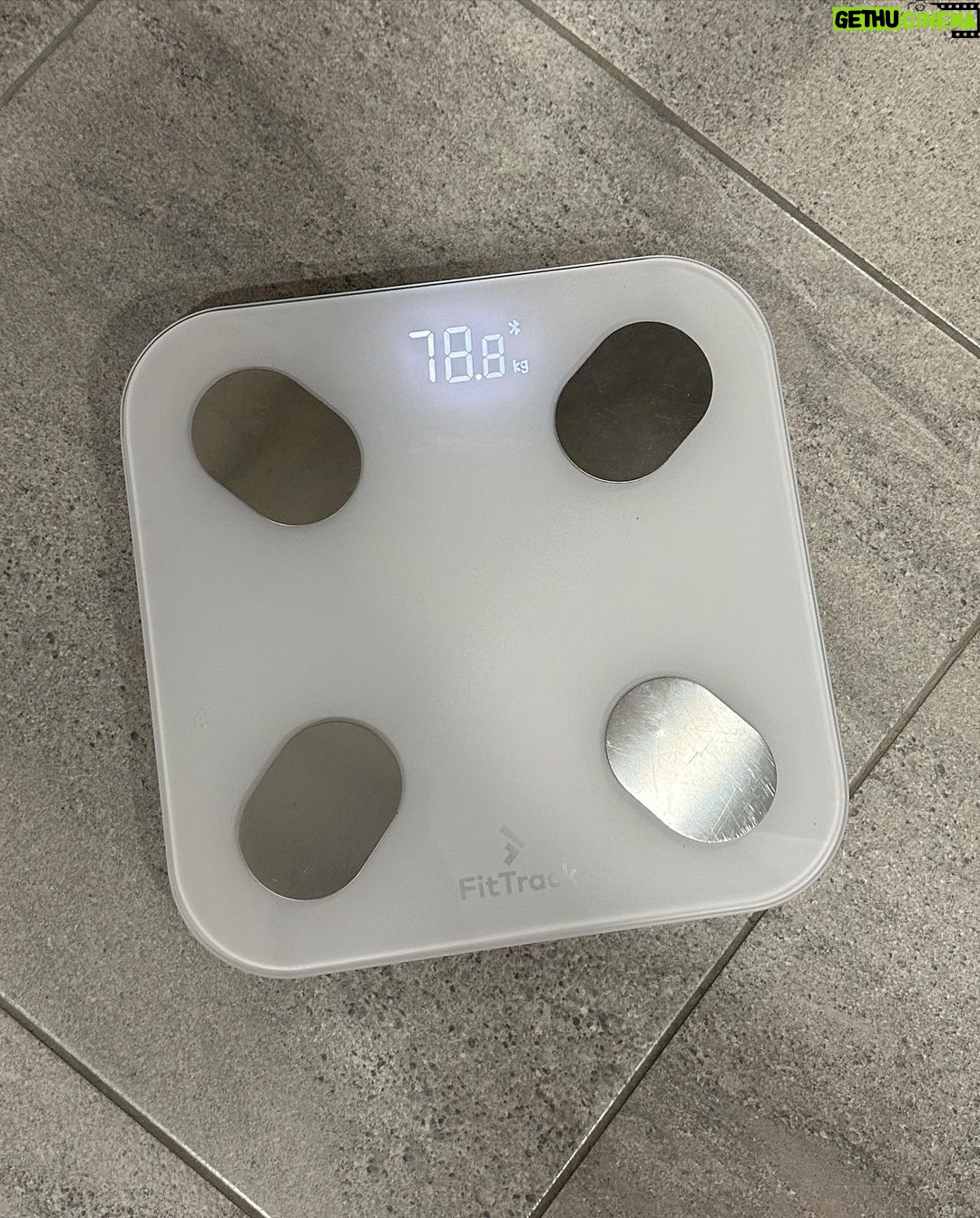 Coralie Porrovecchio Instagram - + 1 mois et on lache rien, je reviens de loin mais je suis tellement contente quand je vois les kilos perdus de jours en jours. 🥺🤍 Le plus dur, c’est surtout résister à la tentation avec les enfants..