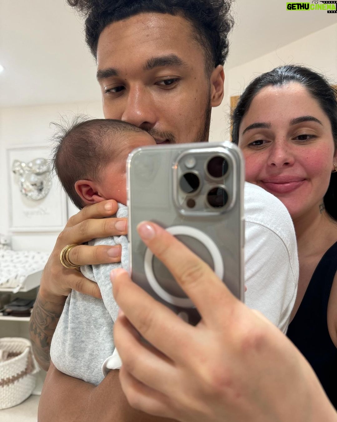 Coralie Porrovecchio Instagram - Dump du mois đđž 1. Sleylee 1 semaine 2. â Le retour de mes monstres prĂ©fĂ©rĂ©s 3. â Ma princesse qui grandit 4. Mes amours 5. Sleylee amoureuse des bras de sa mĂšre 6. â Leeroy et sa meilleure amie 7. â â RĂ©gime rĂ©gime rĂ©gime