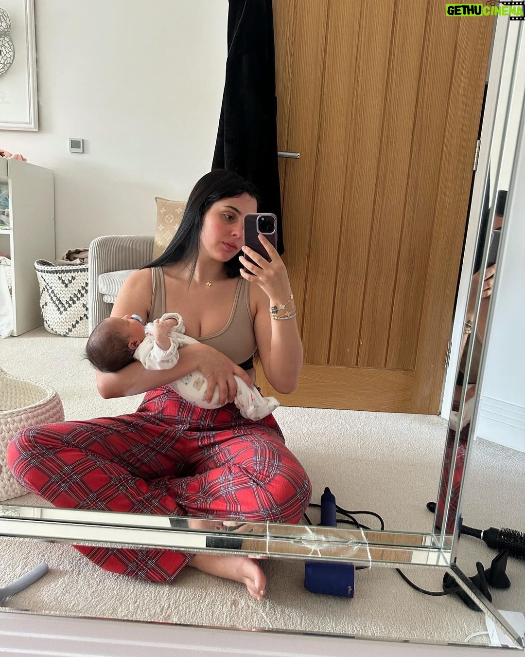 Coralie Porrovecchio Instagram - Dump du mois đđž 1. Sleylee 1 semaine 2. â Le retour de mes monstres prĂ©fĂ©rĂ©s 3. â Ma princesse qui grandit 4. Mes amours 5. Sleylee amoureuse des bras de sa mĂšre 6. â Leeroy et sa meilleure amie 7. â â RĂ©gime rĂ©gime rĂ©gime