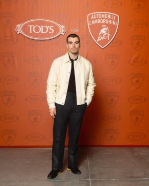 Corey Mylchreest Instagram - Florence - what a beauty. Thank you @tods for the trip and for the NEW CAR! (I didn’t get a new car and I can’t drive 🙃)

@tods  #Tods #TodsXAutomobiliLamborghini
#ad 

Thank you again for being super @hollyevawhite and thank you to @daniele_falzone