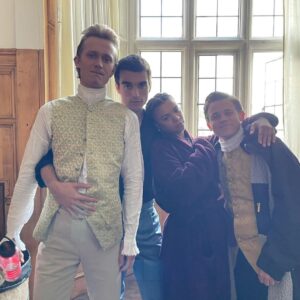 Corey Mylchreest Instagram - Apparently there's a show out today?! Who'da thunk it?? These are the guys who made some of the best months of my life 🤠
@bridgertonnetflix #queencharlotte
