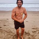 Cristián Riquelme Instagram – Comienza el reto de una zambullida diaria en el mar. Partimos mal, el agua esta helada Juaan!! Y me tapo porque me da pudor mi #hardnipple  Buena canción  no?