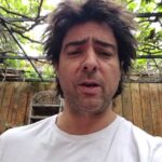 Cristián Riquelme Instagram - Uno de los secretos para acumular matripuntos y que mi familia tenga la ropa limpia y suavecita es usar la media tapita de Ariel Concentrado todos los sábados, día de lavado. Ariel Concentrado saca manchas difíciles y rinde hasta el doble* #Publicidad @ariel_latinoamerica ... . . . *vs principal competidor líquido según sus instrucciones de uso para lavadoras de más +10kg.