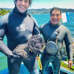 Cristián Riquelme Instagram - Se podrá bucear en naufragios, otros países, agua caliente etc.. etc.. pero nada será bucear con los locales. Sacamos medio saquito de navajuelas con Pancho Diaz, miéntras su hijo Panchito Diaz nos daba oxígeno. La tercera foto es de impacto y sin vergüenza. #chile #buceo #islasdechile