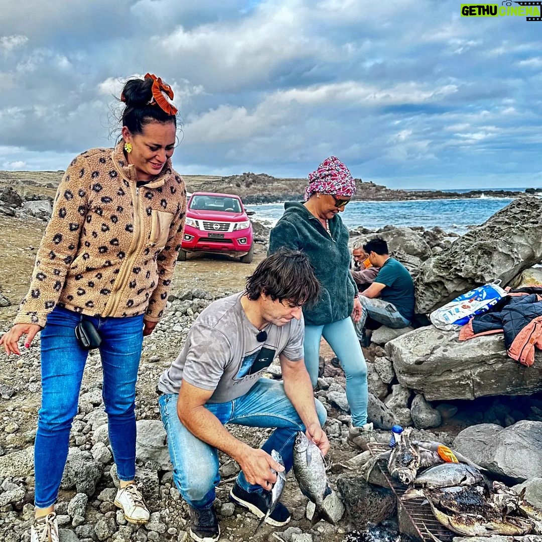 Cristián Riquelme Instagram - La pesca más arriesgada que hice. Arriba de una roca resbalosa, las olas quebrando, las zapatillas sin acompañar y los peces picando muuucho! Para los locales de #rapanui una tradición, para mi una maniobra difícil y arriesgada. El asado final de pescado es lo mejor! #vidaoutdoors #alairelibre