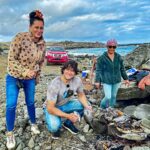 Cristián Riquelme Instagram – La pesca más arriesgada que hice. Arriba de una roca resbalosa, las olas quebrando,  las zapatillas sin acompañar y  los peces picando muuucho! Para los locales de #rapanui una tradición,  para mi una maniobra difícil y arriesgada. El asado final de pescado es lo mejor! #vidaoutdoors #alairelibre