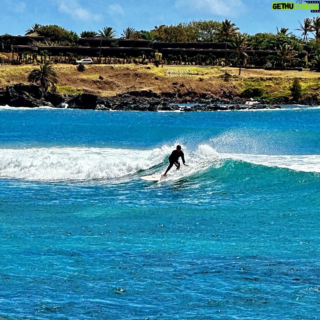 Cristián Riquelme Instagram - Un estilo de vida, una disciplina, un deporte familiar, y cada vez que vengo a #rapanui trato de surfiar. Hoy, después de muchos años tengo el honor surfear con @utiaraki surfista local de olas grandes, quirn me prestó su tabla y compartimos con su familia! Nada más sano que surfiar, estar en contacto con el mar en su estado más dinámico en el ante jardín de uno de los lugares más misticos del mundo! #surf #deporte #vidasana #isladepascua